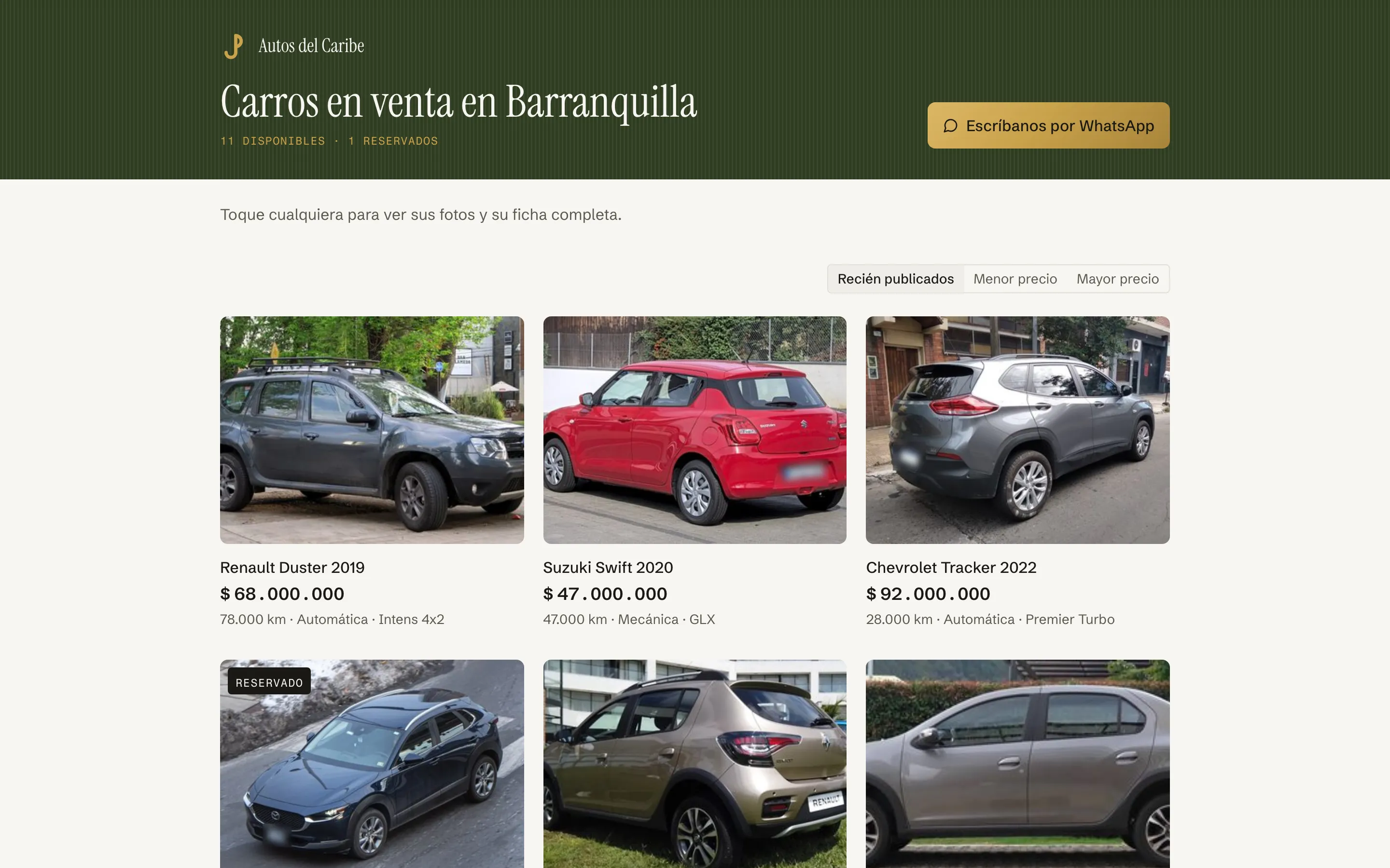 Vitrina pública con los carros en venta, su precio, kilometraje y transmisión