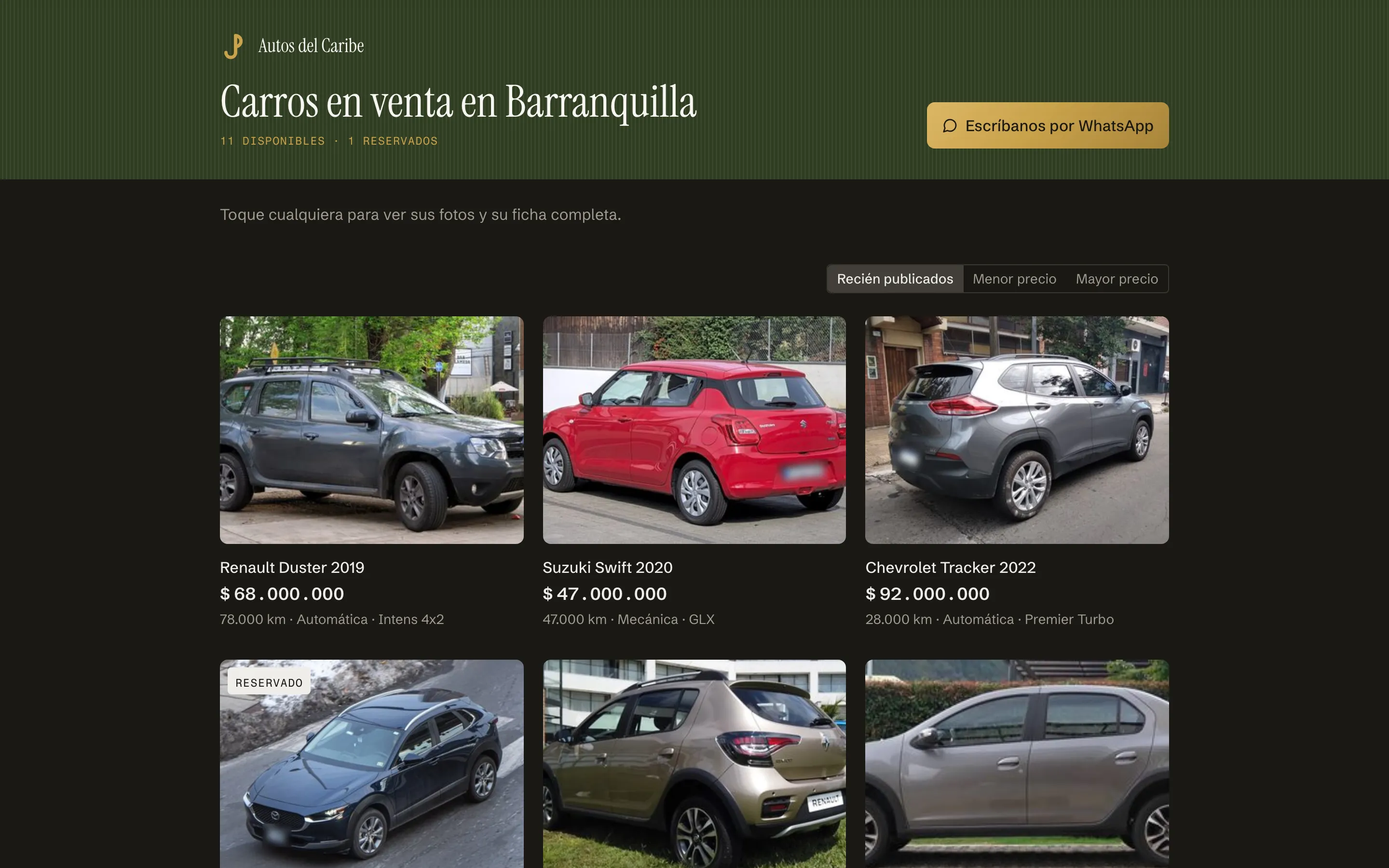 Vitrina pública con los carros en venta, su precio, kilometraje y transmisión